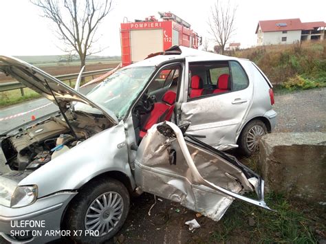 FOTO Accident în județul Satu Mare A intrat cu mașina într un parapet