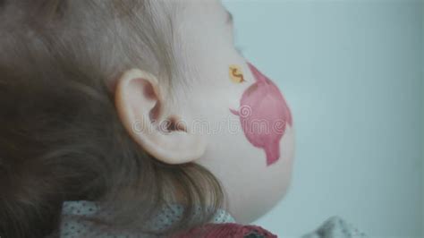 Pintura De Un Banco De Cerco En La Cara De Una Linda Niña Pequeña