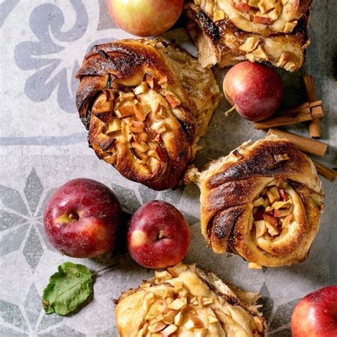 Brioches Sucrées Aux Pommes Et à La Cannelle Boulangerie Maison