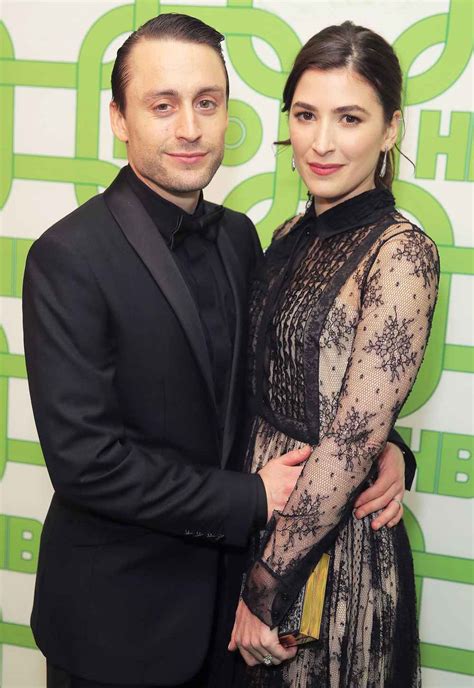 Kieran Culkin, Pregnant Wife Jazz Charton Enjoy Beach Babymoon