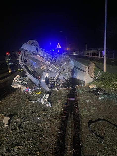 Poważny wypadek pod Toruniem Dwa auta dachowały cztery osoby trafiły