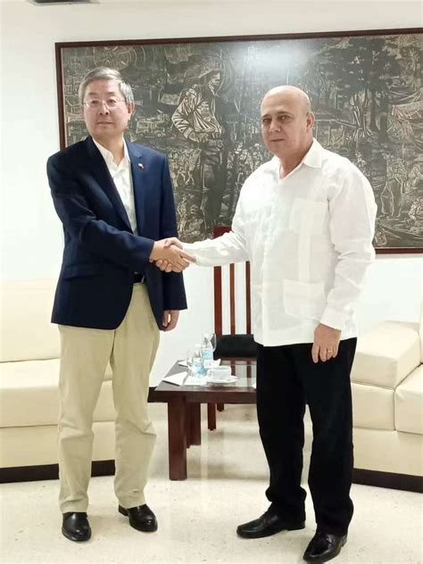 Embajador Ma Hui Sostuvo Encuentro Fraternal Con Roberto Morales Ojeda