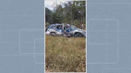 Policiais militares ficam feridos após viatura capotar durante