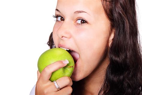 Fotos gratis mano manzana persona gente niña mujer Fruta