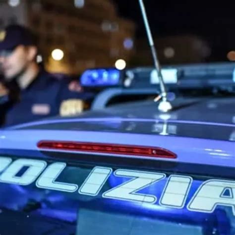 Accoltella la compagna e ferisce lamico che era con lei un venerdì