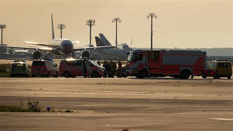 Frankfurt Klimaaktivisten Legen Flugverkehr Lahm DER SPIEGEL