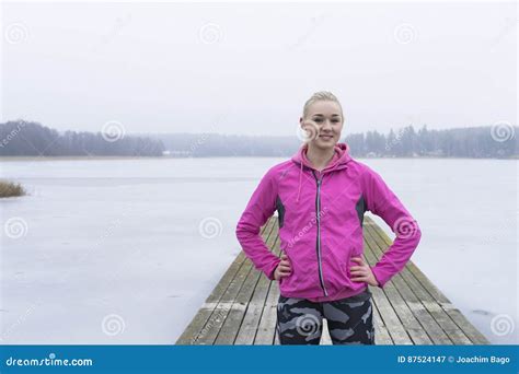 Het Mooie Meisje Van De Blonde Europese Zweedse Kaukasische Geschiktheid Bij Ijsmeer Stock