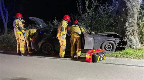 Straci Panowanie Nad Pojazdem I Uderzy W Drzewo Ipleszew Pl Lokalna