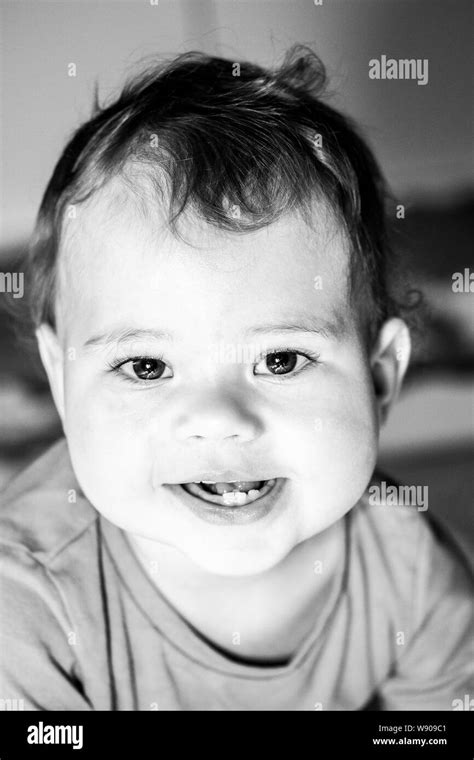 Bébé Noir Et Blanc Qui Rit Banque De Photographies Et Dimages à Haute