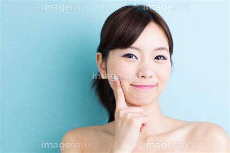 【指を頬に当てる若い女性】の画像素材 31219777 写真素材ならイメージナビ