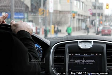 冬の雪の日に自動車を運転する男の写真・画像素材 856107 Snapmart（スナップマート）