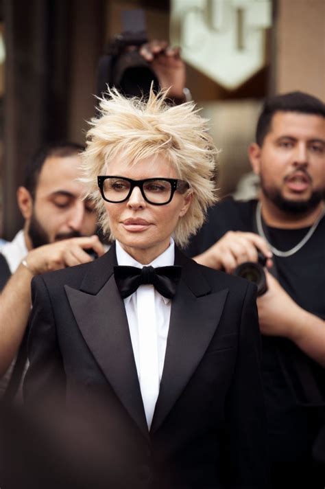 Lisa Rinna Debuts Dramatic Blonde Pixie Cut At Paris Fashion Week Whas11