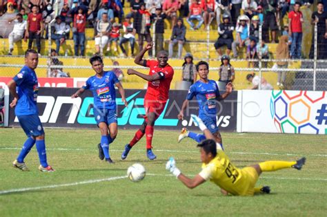 SEMEN PADANG FC DIKALAHKAN AREMA ANTARA Foto