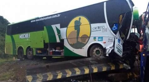 Ônibus de turismo perde o controle sai da estrada e bate na BR 040