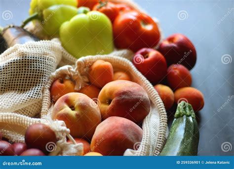 Frutas Y Verduras En Bolsas Reutilizables Imagen De Archivo Imagen De