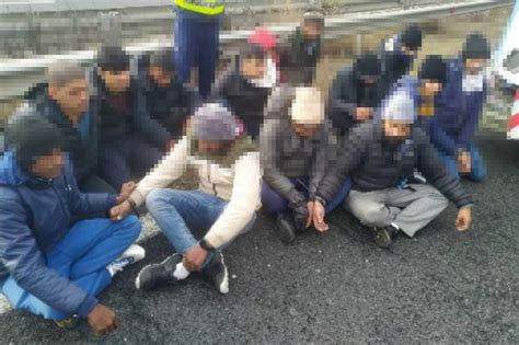 Police Chase SUV Carrying 13 Illegal Migrants