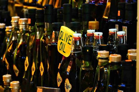 Understanding The Importance Of Glass Bottles For Olive Oil Storage