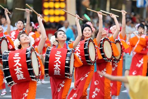 岩手の夏：熱気に包まれて「盛岡さんさ踊り」 毎日新聞