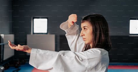 Foto Una Mujer Está Practicando Karate En Un Gimnasio Mujer Imagen En