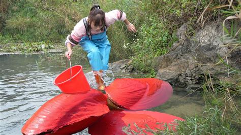 The Girl Accidentally Picked Up A Mutated River Clam In The Wild