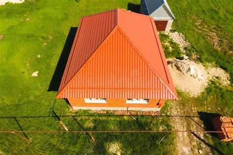 Casa Con Una Naranja Del Metal Visión Superior Perfil Met lico Pintado