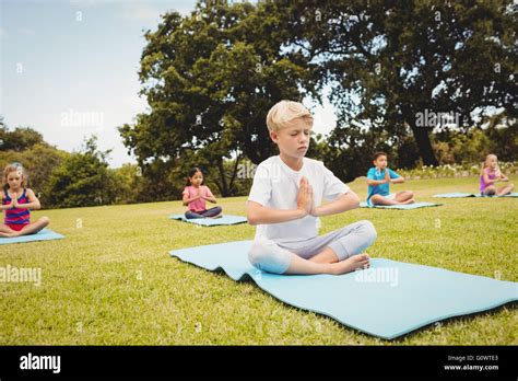 Fille et garçon faisant du yoga Banque de photographies et dimages à