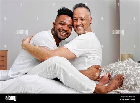 Happy Gay Couple On Bed Immagini E Fotografie Stock Ad Alta Risoluzione Alamy