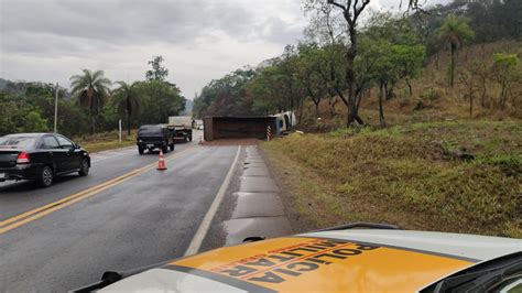 Motorista Perde O Controle E Tomba Carreta Na Mg