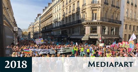 A Paris Sous Le Soleil Mais Sans Clat Personnes Marchent Pour