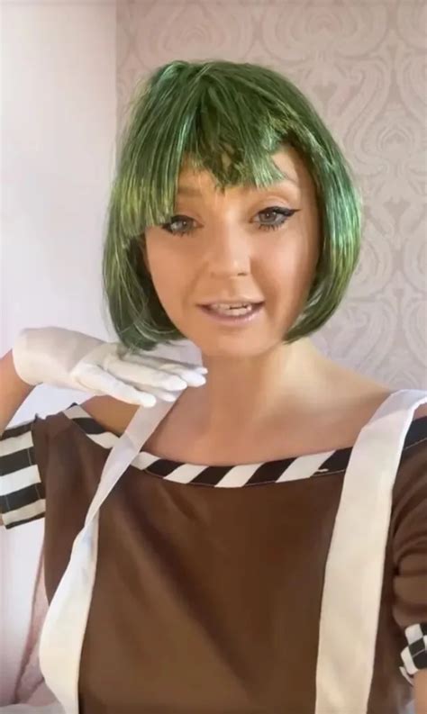 Willy Wonkas Sad Oompa Loompa Girl Raises Funds For Childrens