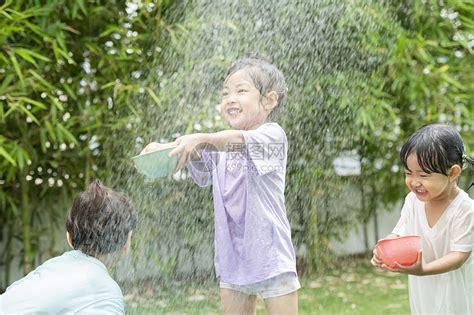 院子里玩水的孩子们高清图片下载 正版图片502341605 摄图网