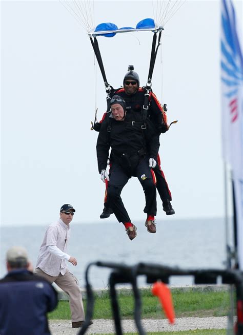 George Hw Bush Celebrates 90th Birthday With Parachute Jump Ctv News