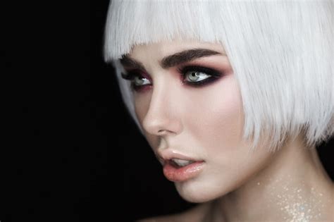 Modèle sexy femme blonde avec le maquillage les pommettes et la peau brillante en bonne santé