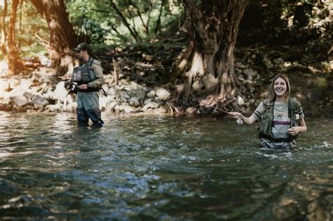 Jovem Casal Adulto Est Pescando Juntos No Rio R Pido Da Montanha