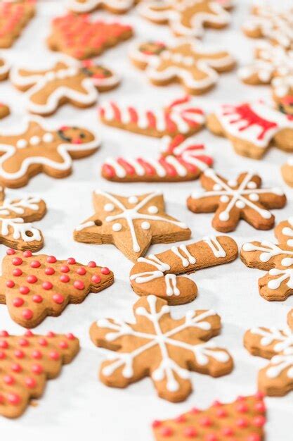 Décorer Des Biscuits De Pain D épice Traditionnels Avec Un Glaçage