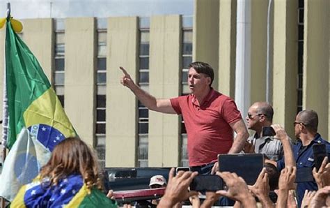 Tossindo Muito Bolsonaro Discursa Em Ato Que Pede Pol Tica