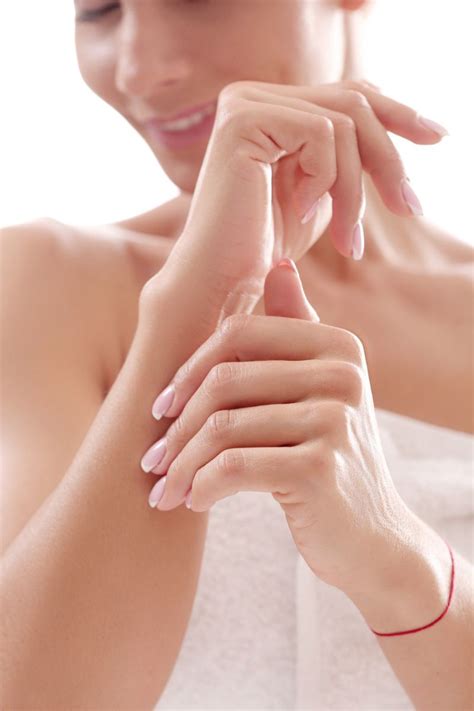 Manicure naked french idealne dopełnienie clean girl aesthetic KobietaMag pl
