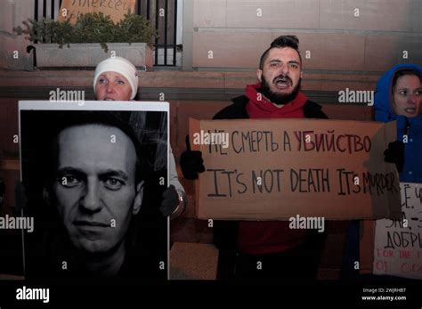 Un Manifestant à Gauche Tient Une Photo Dalexei Navalny Tandis Qu