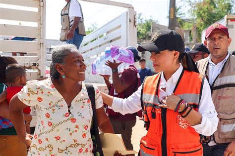 Entrega Evelyn Apoyos A Damnificados De La Zona Rural Con Las Brigadas