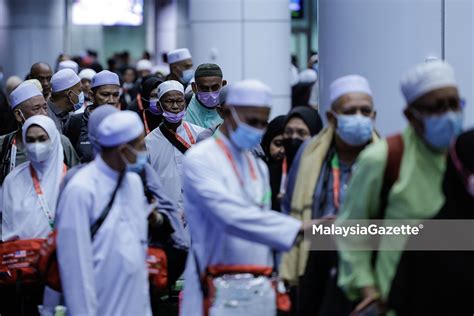 Jemaah Haji Kumpulan Pertama Selamat Pulang Ke Tanah Air