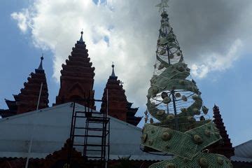 Unik Gereja Di Bali Ini Buat Pohon Natal Setinggi Meter Dari