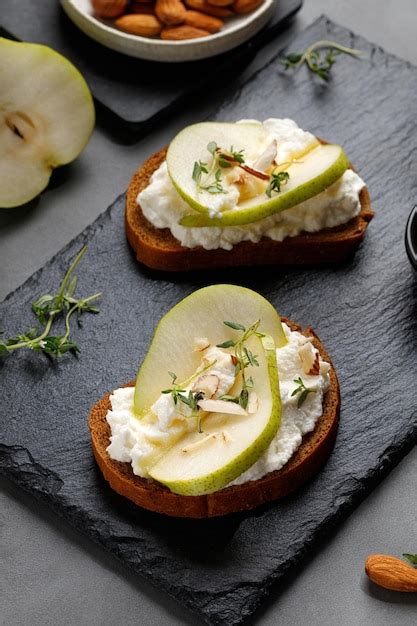 Aperitivos de bruschetta tostadas con requesón ricotta queso pera miel