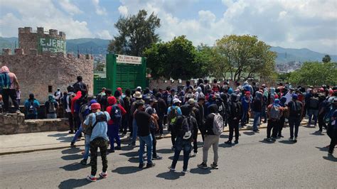 Normalistas De Ayotzinapa Protestan En La Zona Militar