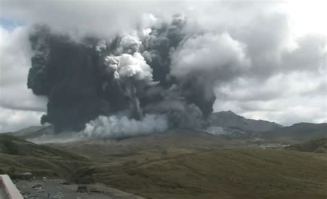 VIDEO Erupcija Vulkana U Japanu Pepeo I Dim Izbacuje Do 3 5 Kilometra