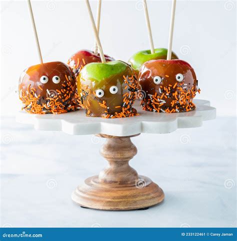 Manzanas De Caramelo Hechas Para Halloween Expuestas En Un Pedestal