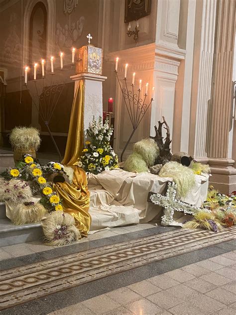 Cosenza La Notte Dei Sepolcri Fedeli In Visita Nelle Chiese Della