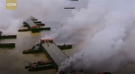 Video Chinese Army Builds A Bridge Across A River In 26 Minutes