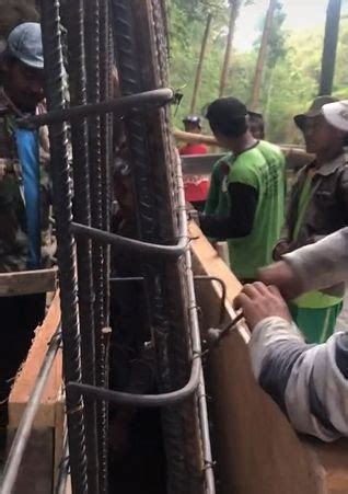 Viral Pria Terhimpit Kawat Bangunan Publik The Real Tumbal Proyek