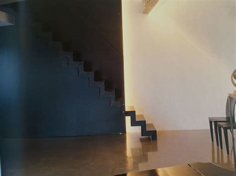 Hidden vs Visible Stairs: A Striking Color Contrast