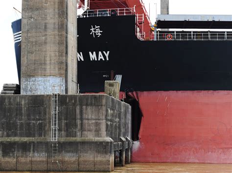 Choque del barco carguero tercer día consecutivo sin navegación en el